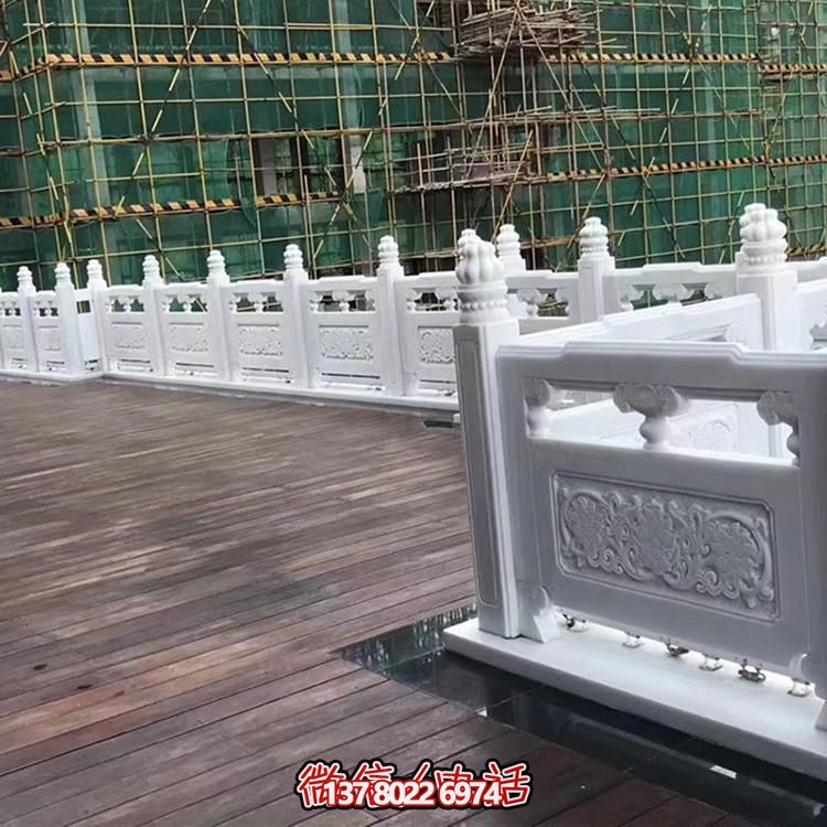 絢麗多彩的防護欄桿，為河道升旗臺打造夢幻般的園林雕塑