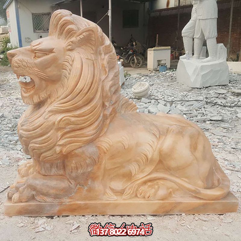 兇猛獅子紅石雕臥著雕塑，為公園景區添彩晚霞之美